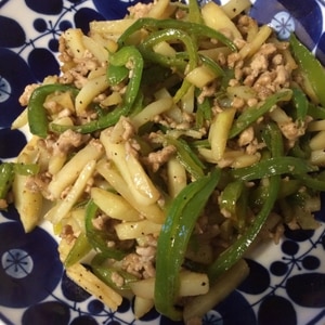 シャキシャキした牛肉とジャガイモの炒め物